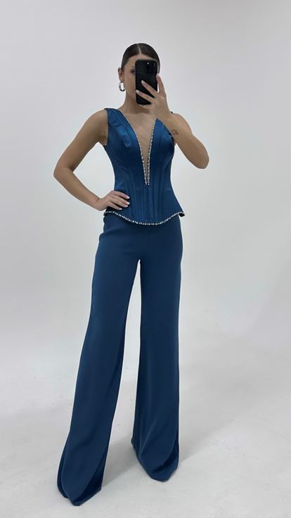 جمبسوت سهرة بياقة على شكل حرف V وأشرطة بلون البترول