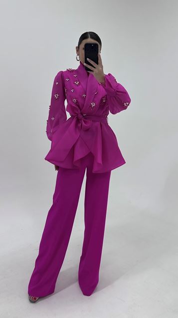Conjunto de chaqueta y pantalón de gasa con adornos de perlas fucsias