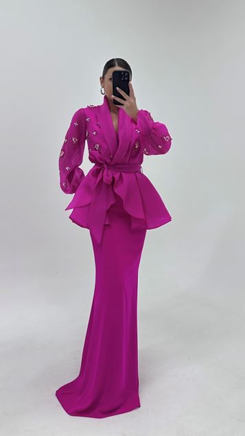 Conjunto de vestido de noche con chaqueta y vestido lencero de gasa con adornos de perlas fucsia