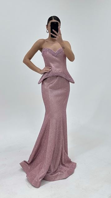 Vestido de noche con cuentas y escote de corazón en rosa empolvado