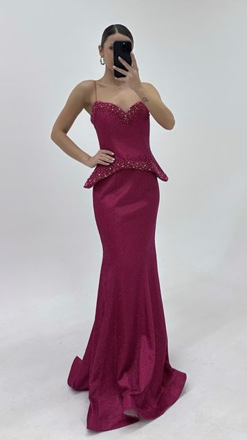 Vestido de noche fucsia con escote de corazón y cuentas