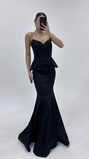 Vestido de noche negro con escote de corazón y cuentas