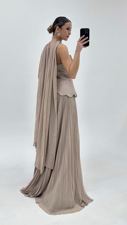 فستان سهرة من فرو المنك بدون حمالات ومطوي