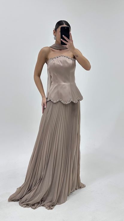 فستان سهرة من فرو المنك بدون حمالات ومطوي