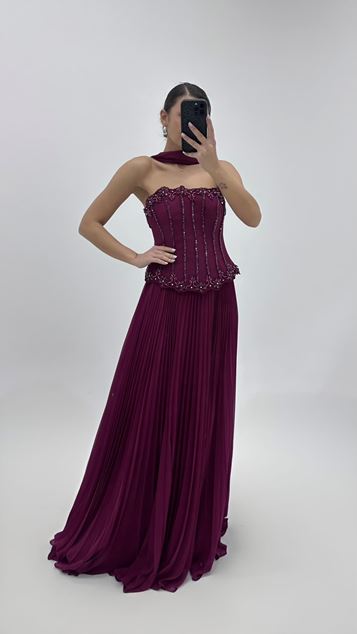 Vestido de noche plisado color ciruela con bordado vertical de cuentas