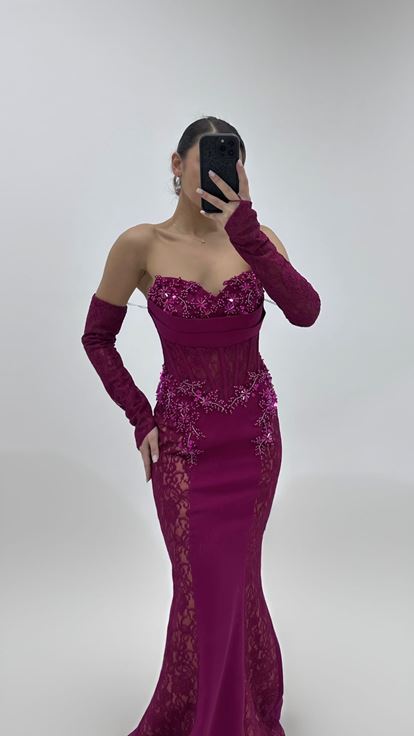 Abito da sera color prugna con dettagli in pizzo sui lati 