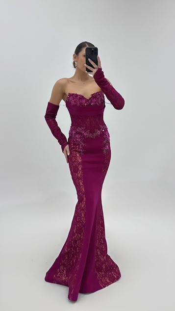 Robe de soirée couleur prune avec détails en dentelle sur les côtés