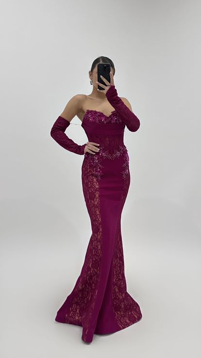Abito da sera color prugna con dettagli in pizzo sui lati 