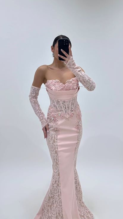 Abito da sera rosa cipria ricamato con finiture in pizzo sui lati 