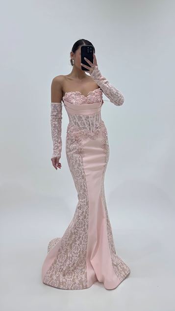 Robe de soirée rose poudré brodée avec bordure en dentelle sur les côtés