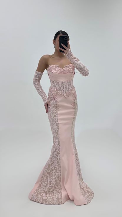 Abito da sera rosa cipria ricamato con finiture in pizzo sui lati 
