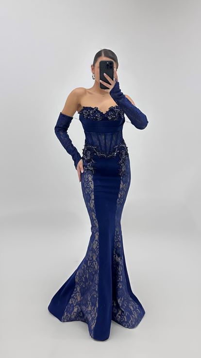 Abito da sera blu navy ricamato con finiture in pizzo sui lati 