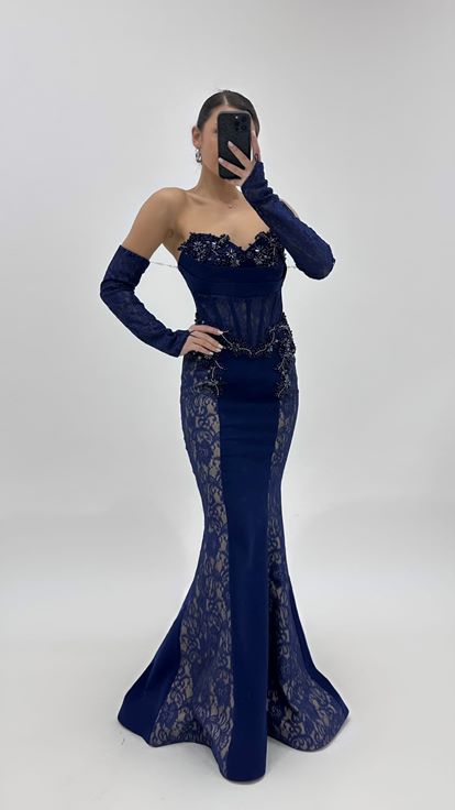 Abito da sera blu navy ricamato con finiture in pizzo sui lati 