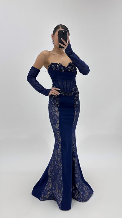 Abito da sera blu navy ricamato con finiture in pizzo sui lati 