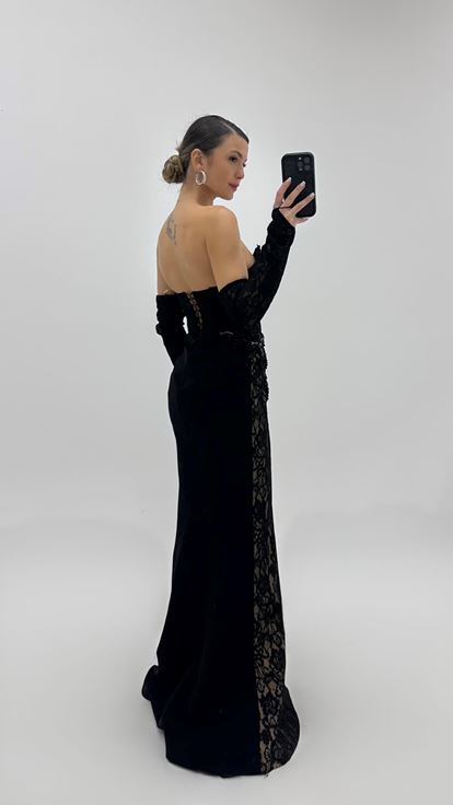 Abito da sera nero ricamato con finiture in pizzo sui lati 