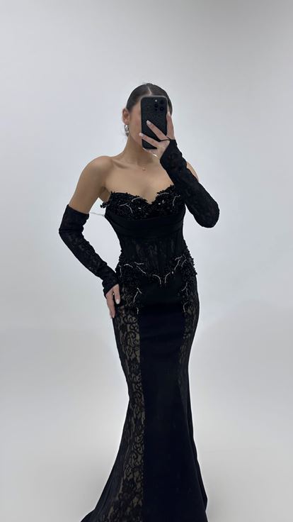 Abito da sera nero ricamato con finiture in pizzo sui lati 
