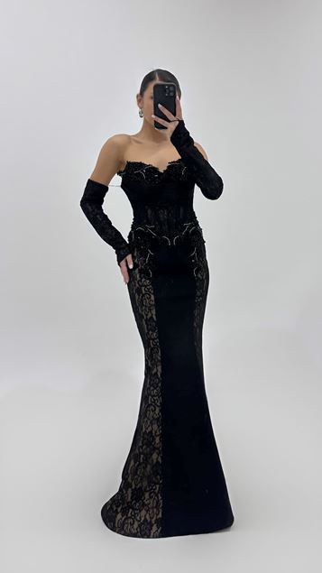 Robe de soirée noire brodée avec bordure en dentelle sur les côtés
