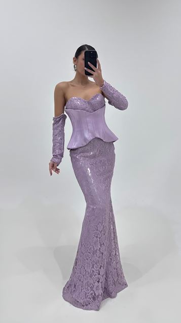 Vestido de noche de encaje con corpiño color lavanda