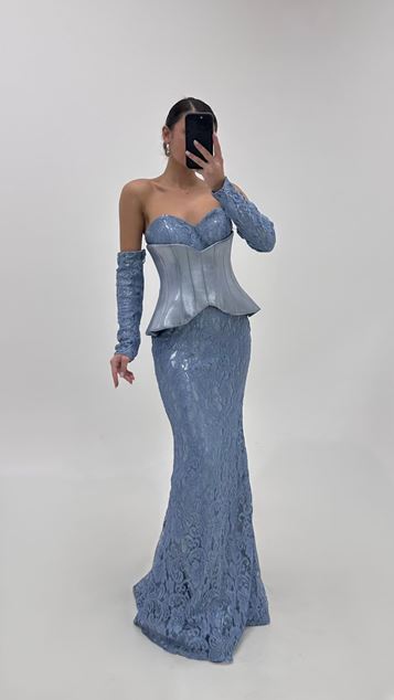 فستان سهرة أزرق من الدانتيل بتصميم صدرية