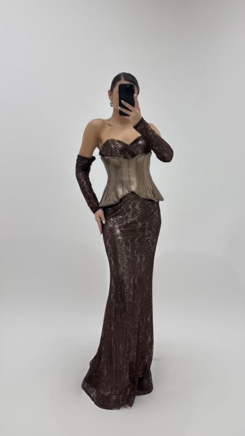 فستان سهرة بني اللون من الدانتيل بتصميم صدرية