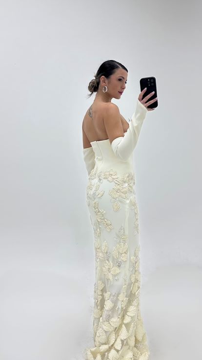 Abito da sera beige con scollo a cuore e ricami floreali 3D 