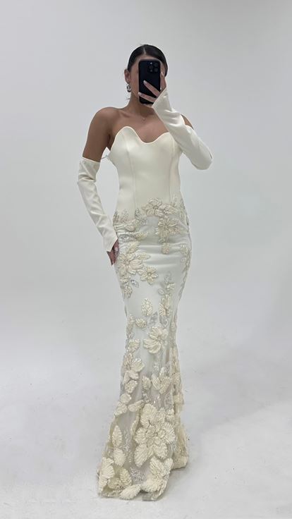 Abito da sera beige con scollo a cuore e ricami floreali 3D 