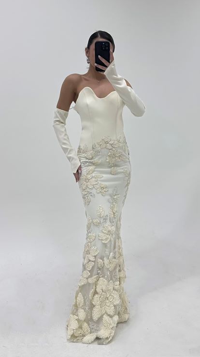 Abito da sera beige con scollo a cuore e ricami floreali 3D 