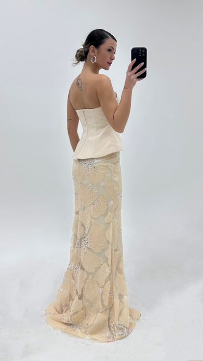 طقم فستان سهرة ذهبي بدون حمالات بنقشة زهور