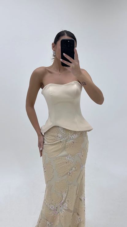 طقم فستان سهرة ذهبي بدون حمالات بنقشة زهور