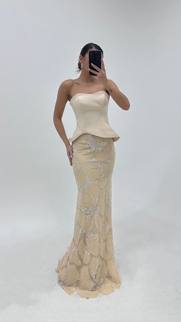 Conjunto de vestido de noche dorado sin tirantes con estampado floral