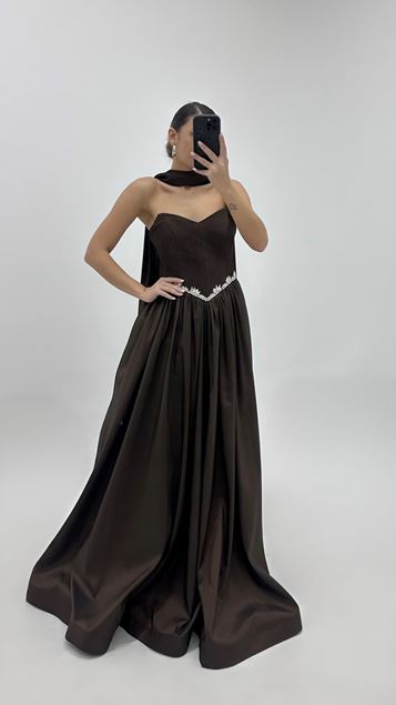 فستان سهرة بني اللون بدون حمالات بتصميم أميرة