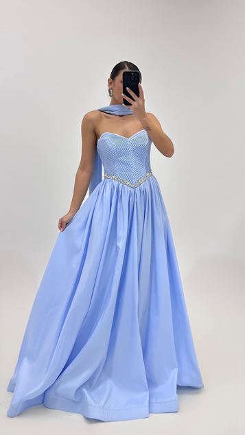 فستان سهرة أزرق بتصميم أميرة بدون حمالات