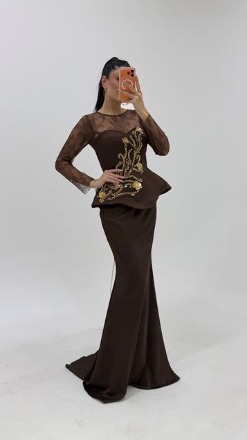 Abito da sera marrone senza spalline con motivo floreale dorato