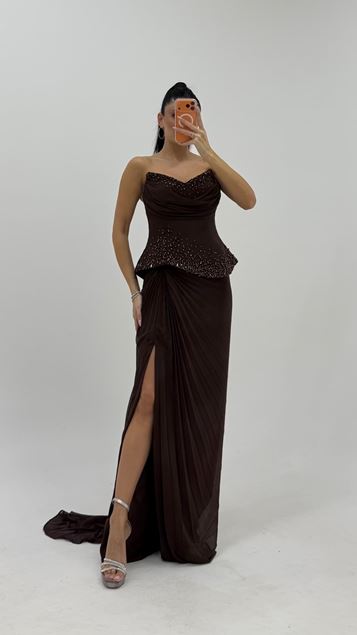 Braunes Abendkleid Mit Rüschen An Der Taille