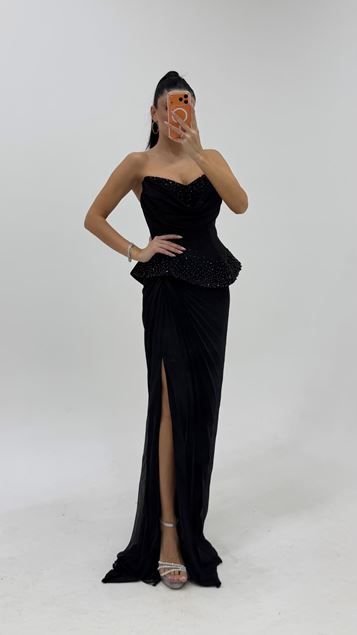 Schwarzes Abendkleid Mit Rüschen An Der Taille