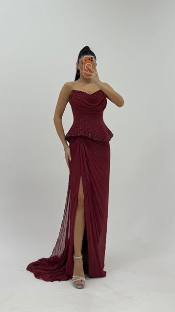 Burgunderrotes Abendkleid Mit Rüschen An Der Taille