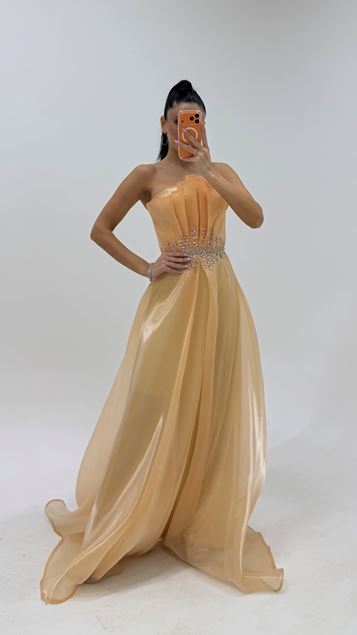 Abendkleid Mit Melonfarbenem  Drapiertem Und Ausgestelltem Rock