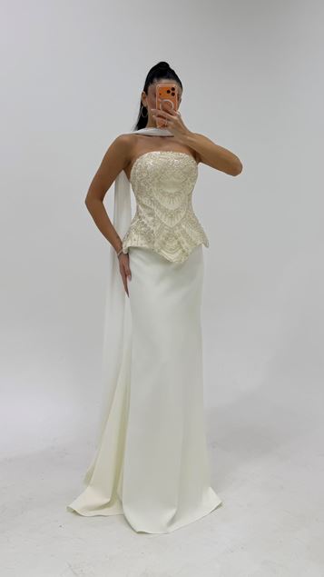 Trägerloses Abendkleid Mit Knochenperlenverzierungen