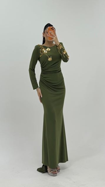 Abito da sera kaki con maniche lunghe e ricami floreali
