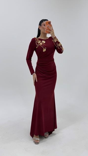 Abito da sera bordeaux a maniche lunghe con ricami floreali 