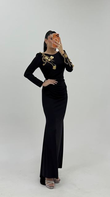 Abito da sera nero a maniche lunghe con ricami floreali