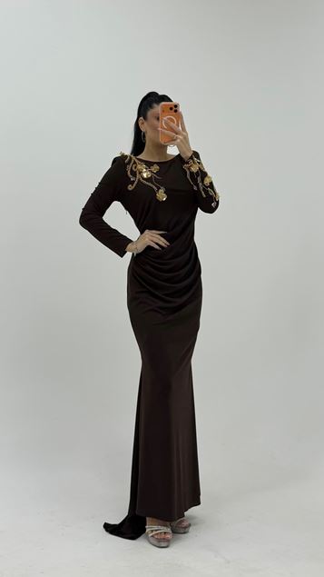 Abito da sera marrone a maniche lunghe con ricami floreali 