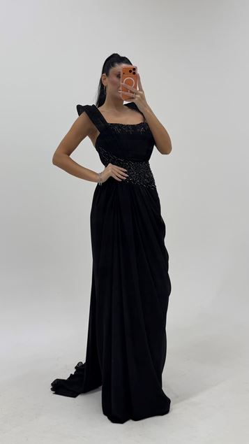 Abito da sera nero con spalle scoperte e maniche a pieghe