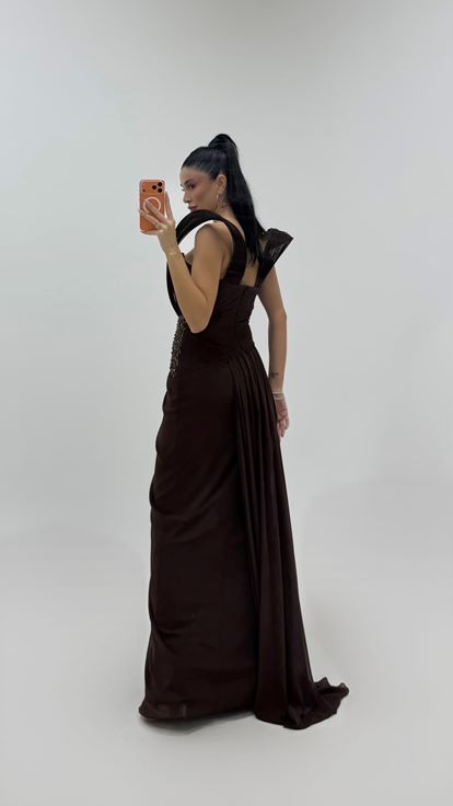 Braunes Dusuk Omuzlu Gefaltet mit Ärmeln Abendkleid