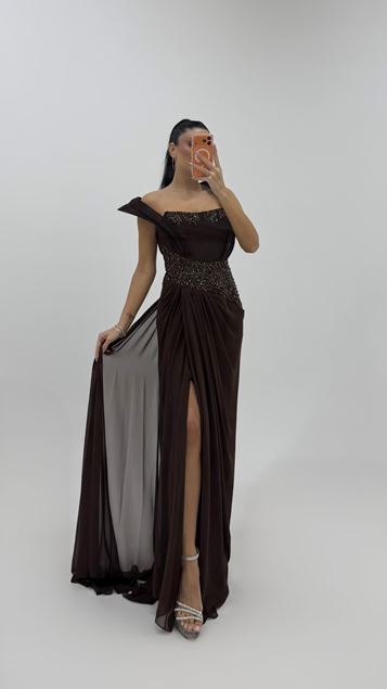 Abito da sera marrone con spalle scoperte e maniche plissettate