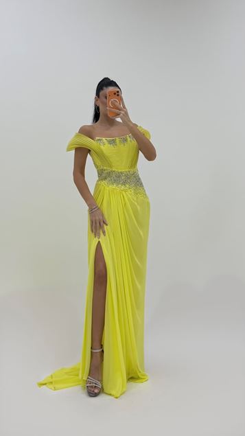 Abito da sera giallo con spalle scoperte e maniche a pieghe