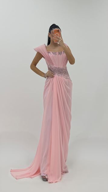 Abito da sera rosa cipria con spalle scoperte e maniche plissettate