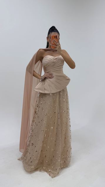 Abito da sera con corpetto in raso beige e gonna in tulle ricamata 