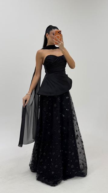 Abito da sera con corpetto in raso nero e gonna in tulle ricamata 