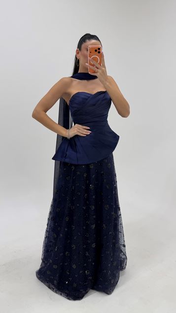 Abito da sera con corpetto in raso blu navy e gonna in tulle ricamata 